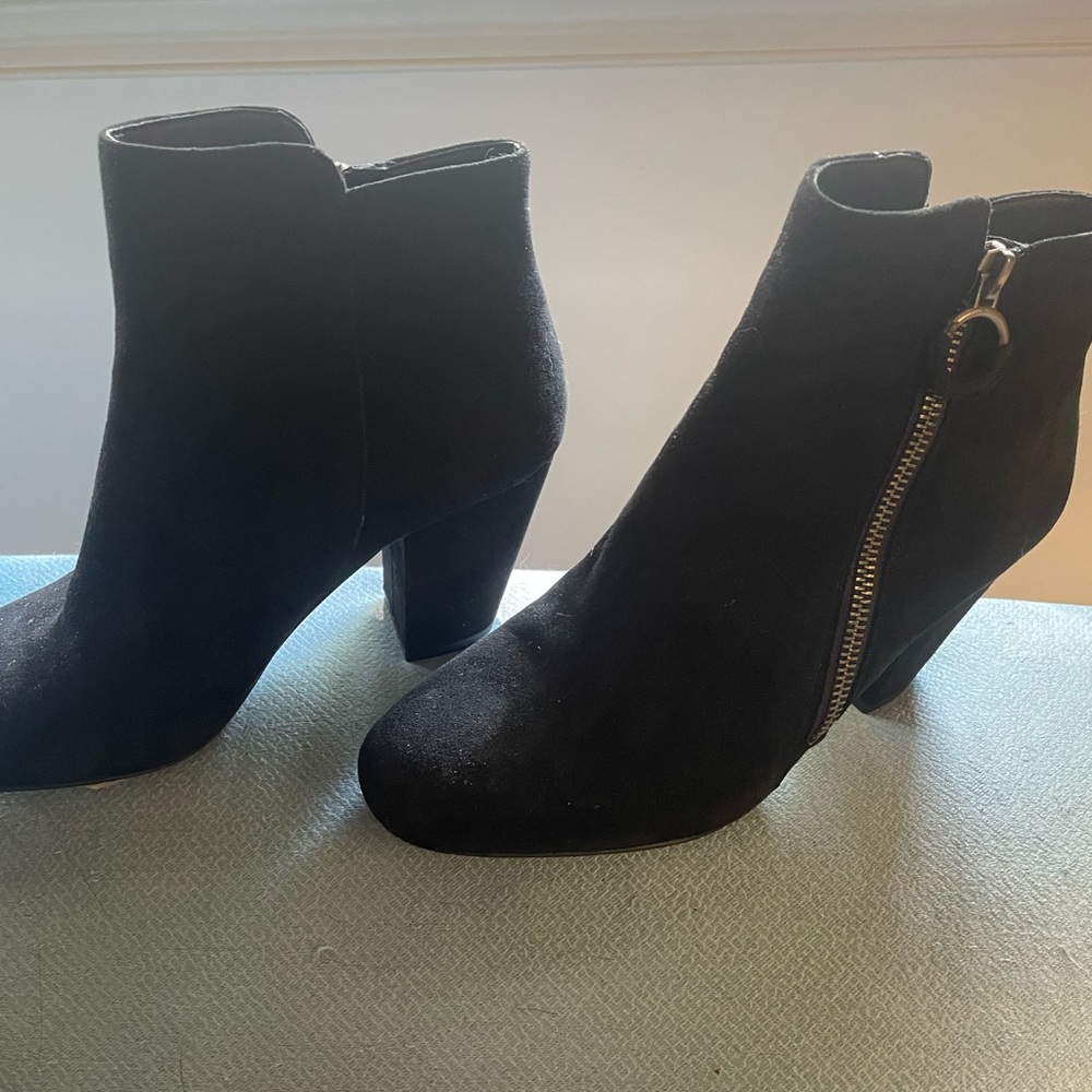 Size 7 1 state zip up suede heel.